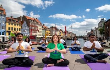 A Yoga flash session took place at the iconic Nyhavn in the heart of Copenhagen to celebrate IDY2022